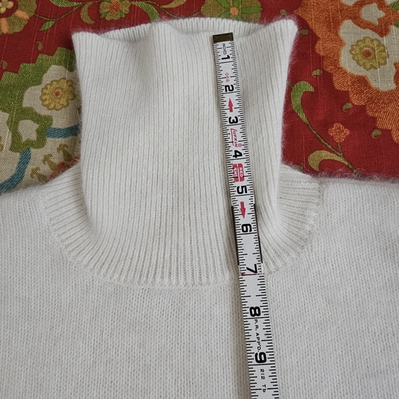 Cream Luxury VTG Angora Wool Blend Turtleneck Softest Sweater Made In Italy - Picture 6 of 13